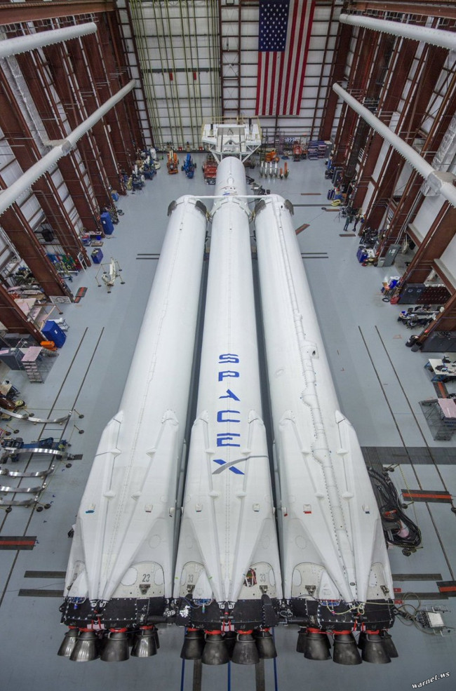 CEO SpaceX tung hình tên lửa Falcon Heavy trước ngày phóng thử nghiệm