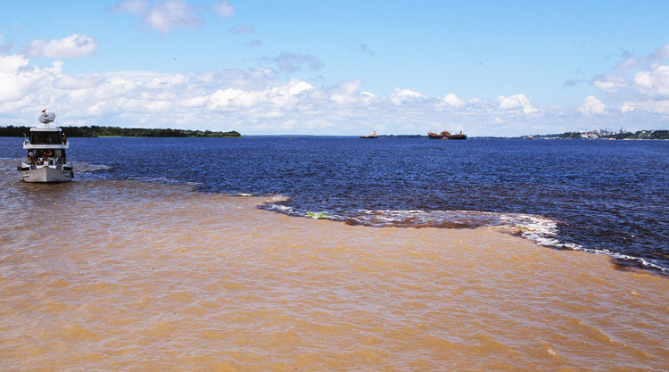 Dòng sông có hai màu nước không hòa lẫn ở Brazil