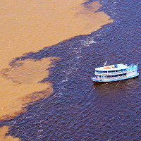 Dòng sông có hai màu nước không hòa lẫn ở Brazil