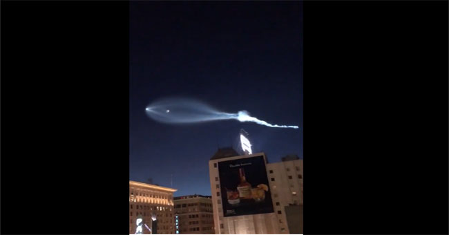 Video: Vệt sáng giống vật thể ngoài hành tinh xuất hiện trên bầu trời Mỹ