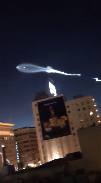 Vệt sáng do Falcon 9 để lại trên bầu trời.