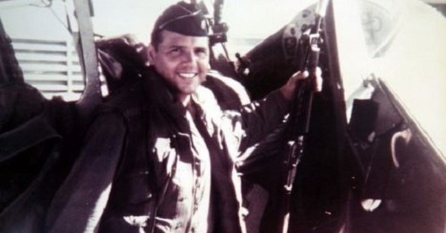 Phi công Mỹ suýt phóng 24 rocket vào UFO trên bầu trời Anh năm 1957