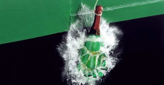 Vì sao trước khi hạ thủy, người ta thường làm lễ đập vỡ 1 chai rượu?