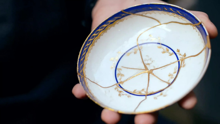 Kintsugi: Kỹ thuật phục chế đồ gốm bằng vàng tài tình của Nhật Bản
