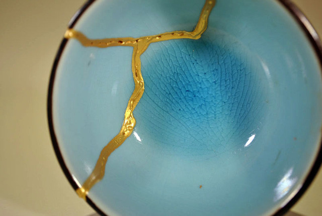 Kintsugi: Kỹ thuật phục chế đồ gốm bằng vàng tài tình của Nhật Bản