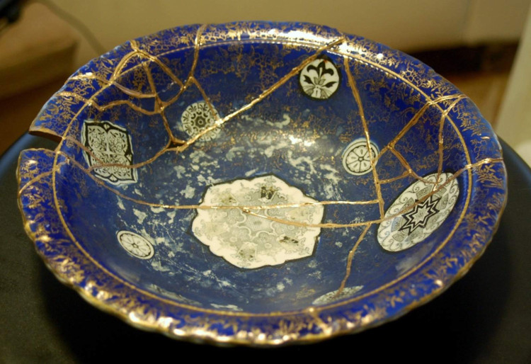 Kintsugi: Kỹ thuật phục chế đồ gốm bằng vàng tài tình của Nhật Bản