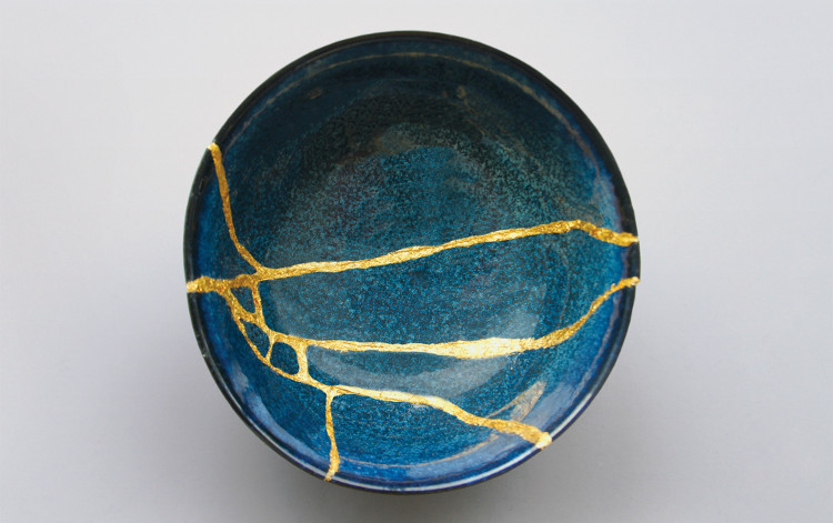 Kintsugi: Kỹ thuật phục chế đồ gốm bằng vàng tài tình của Nhật Bản