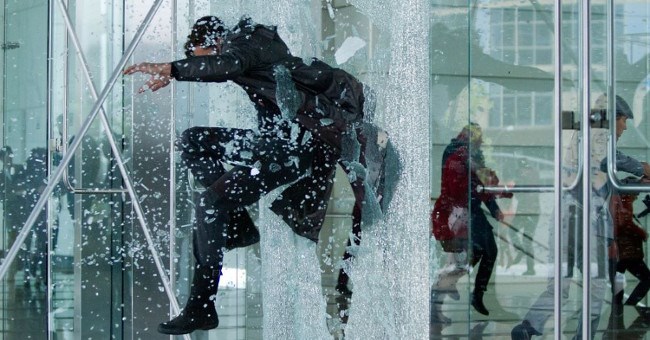 Những cảnh quay đi ngược định luật vật lý mà vẫn thu hút vạn người xem