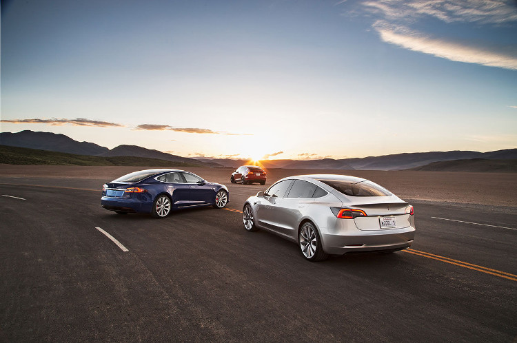 Tesla chuyển nhượng bàn giao xe tải lớn Semi chạy năng lượng điện trước tiên với phạm vi 500 dặm