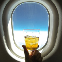 Đây là lý do bạn đừng bao giờ uống nước đá trên máy bay