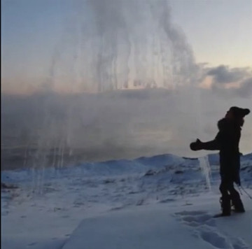 Những giọt nước ngay lập tức đóng băng giữa không trung do thời tiết quá lạnh.