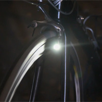 Không cần pin, chẳng cần dây, cũng chẳng có ma sát, chiếc đèn dành cho xe đạp này làm thế nào để có thể phát sáng khi di chuyển?