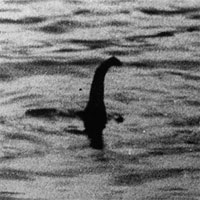 Vật thể nhô cao đầu giống quái vật hồ Loch Ness ở Albania