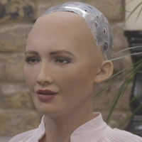 Từng muốn hủy diệt nhân loại, nay robot Sophia nói "yêu con người"