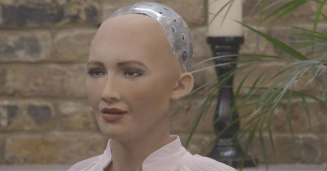 Từng muốn hủy diệt nhân loại, nay robot Sophia nói "yêu con người"
