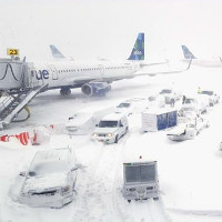 Nước Mỹ chìm trong "bom bão tuyết": Sân bay phủ tuyết trắng, hơn 4,000 chuyến bay bị hủy