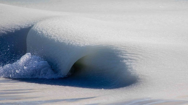 Sóng biển đóng băng không hoàn toàn ở Nantucket hôm 2/1.