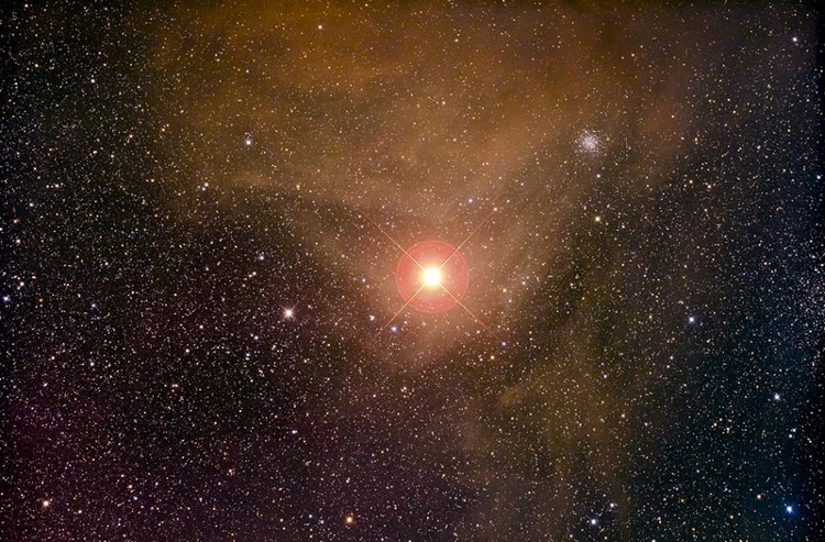 Ngôi sao đỏ khổng lồ Antares.