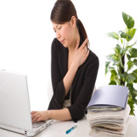 Giới văn phòng không nên chủ quan khi bị đau vai gáy