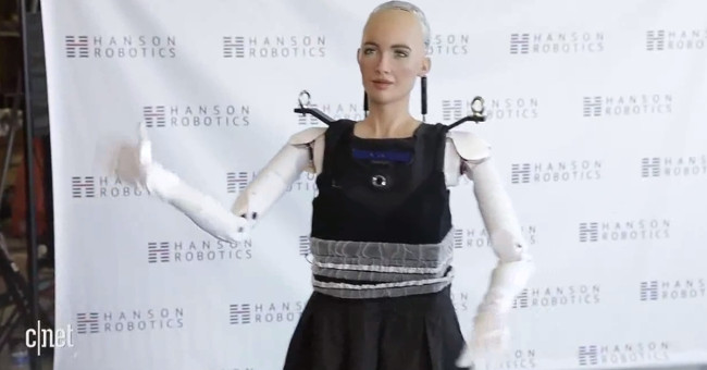 Nữ robot giống người nhất đi những bước đầu tiên