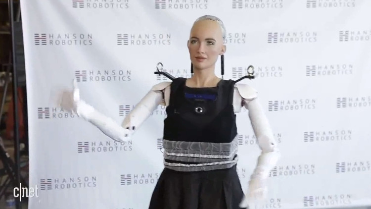 Nữ robot giống người nhất đi những bước đầu tiên