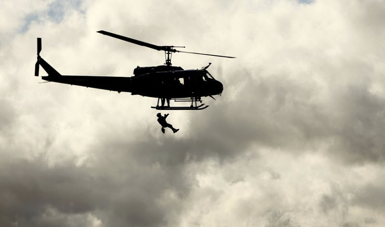 Các nhân viên cứu hộ dùng máy bay trực thăng để giải thoát cho những người bị mắc kẹt