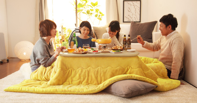 Bàn sưởi Kotatsu - phát minh tuyệt vời nhất của người Nhật