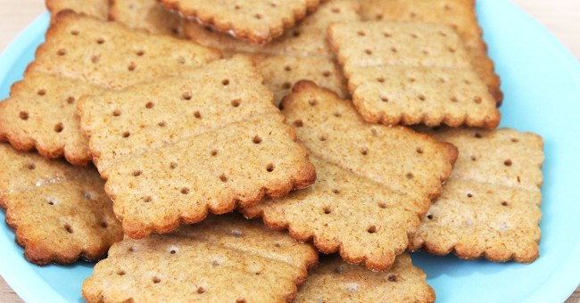 Vì sao hầu hết bánh quy đều tồn tại những chiếc lỗ nhỏ li ti?