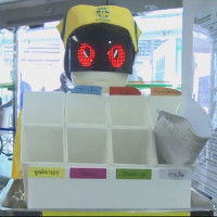 Video: Đội ngũ "y tá robot" phục vụ ở bệnh viện Thái Lan