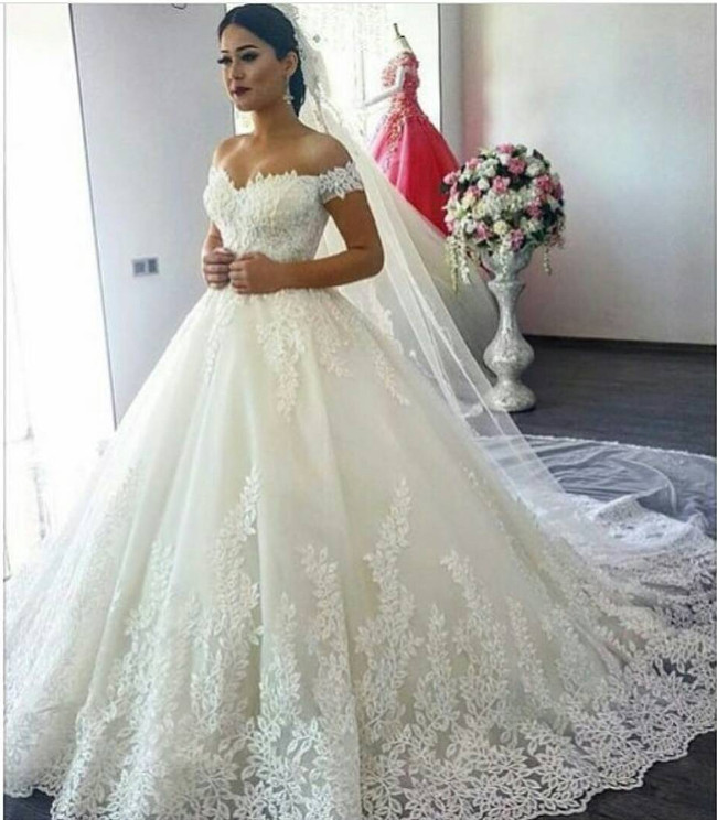 Tại sao váy cưới thường có màu trắng và hành trình biến đổi của váy cưới ít người biết
