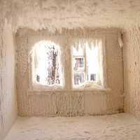 Nhà hoang hóa "cung điện băng tuyết" vì giá rét âm 61 độ C ở Nga
