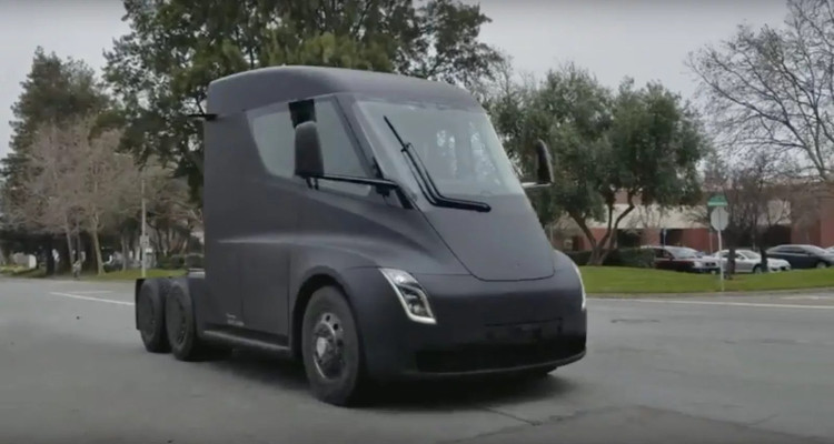 Xem xe tải Tesla Semi lần đầu lăn bánh trên đường phố