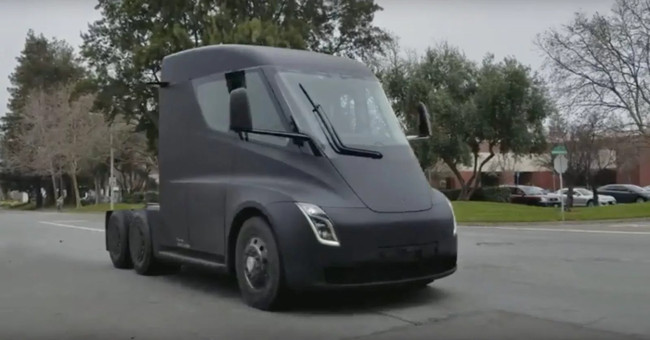 Xem xe tải Tesla Semi lần đầu lăn bánh trên đường phố