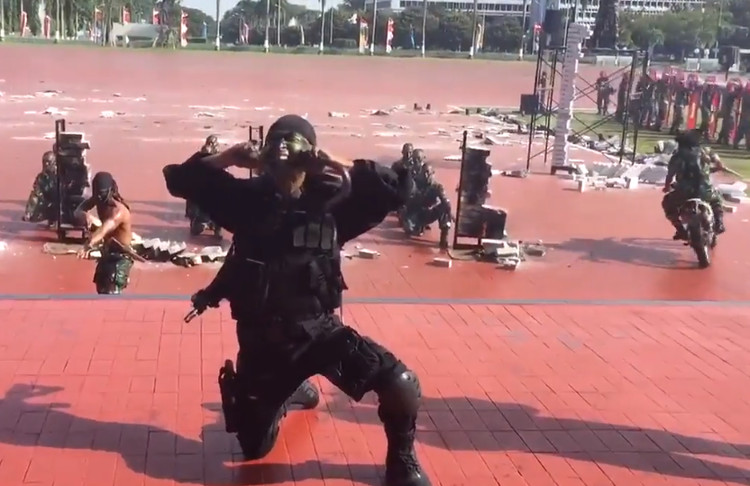 Binh sĩ Indonesia chặt đứt đầu rắn, cho đồng đội uống máu rắn.