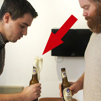 Lý giải hiện tượng bia sủi bọt khi bị đập vào miệng chai