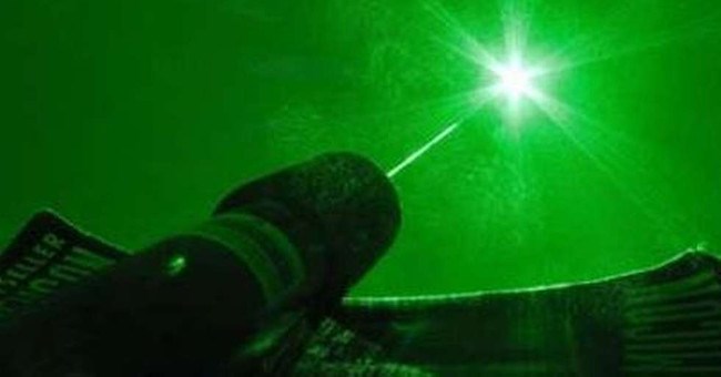 Máy laser công suất 100 triệu tỷ watt có thể xé rách chân không