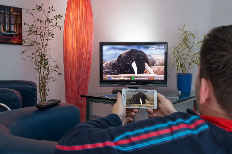 Vì sao khi xem trực tiếp bóng đá, có TV nhanh, có TV chậm?