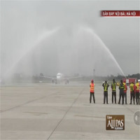 Tại sao máy bay chở U23 Việt Nam lại "bị" phun nước khi hạ cánh?