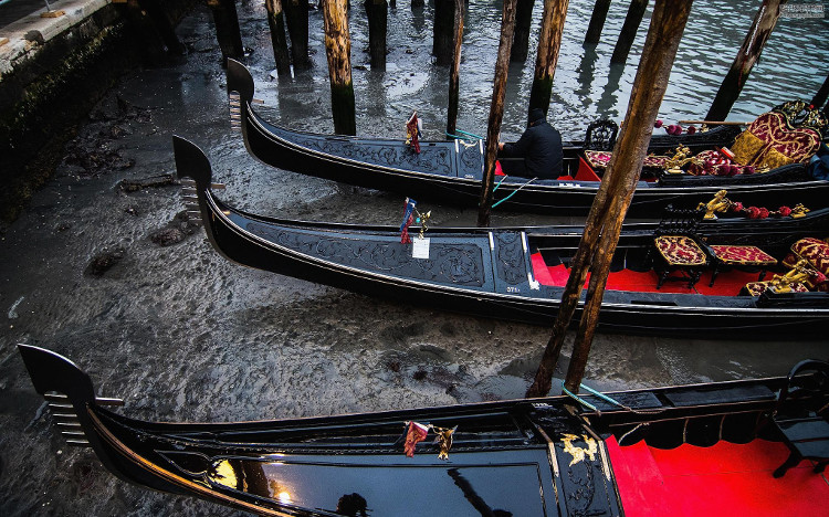  Lưu thông bằng thuyền đáy hoặc các loại taxi nước bị đình trệ cả ngày. 