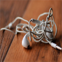 Vì sao cuộn dây tai nghe của bạn luôn tự rối bù lên dù chẳng động vào bao giờ?