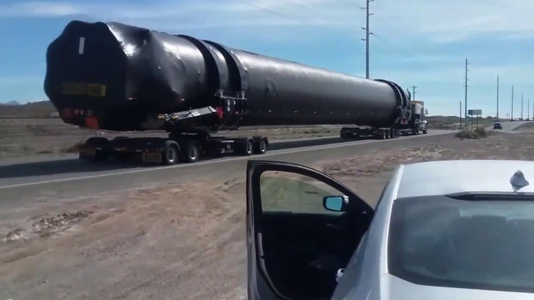 Tên lửa chọn con đường hẻo lánh ở hoang mạc để tránh sự tò mò của người dân.