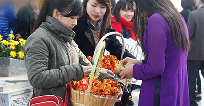Vì sao đầu năm người ta thường mua muối còn cuối năm phải mua vôi?