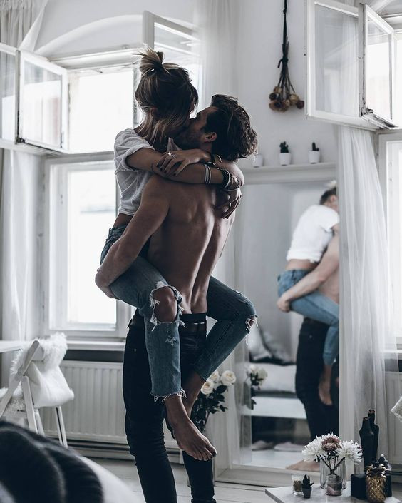 Đàn ông chăm hôn vợ trước khi đi làm sẽ sống thọ hơn tới 5 năm