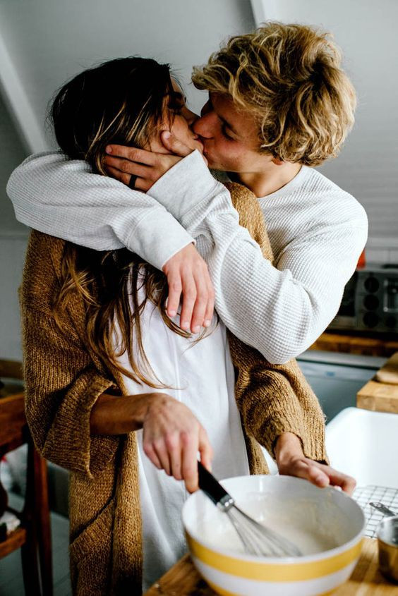 Đàn ông chăm hôn vợ trước khi đi làm sẽ sống thọ hơn tới 5 năm