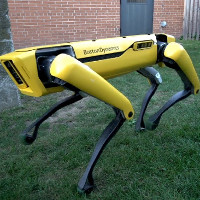 Robot giờ cũng biết "ga lăng": Giữ cửa nhường nhau đi qua