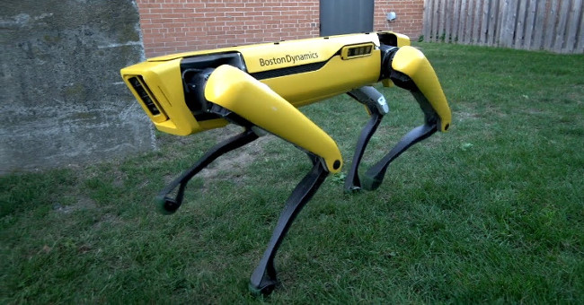 Robot giờ cũng biết "ga lăng": Giữ cửa nhường nhau đi qua