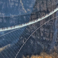 Video: Cầu treo đáy kính dài nhất thế giới ở Trung Quốc