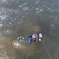 Video: Tự cứu mình giữa hồ băng bằng một cặp tua vít