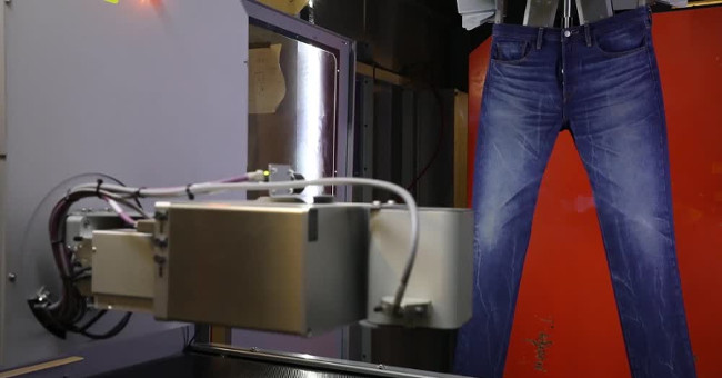 Hãng Levi Strauss dùng robot thay thế công nhân mài quần bò