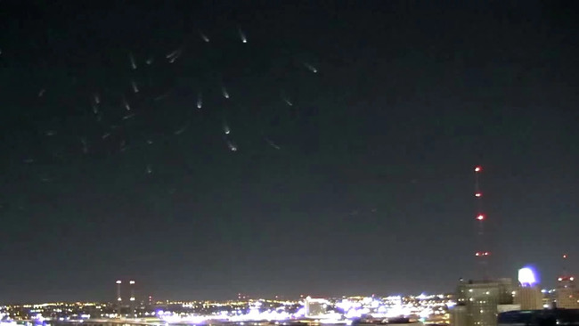 Những đốm sáng được phát hiện lúc rạng sáng.